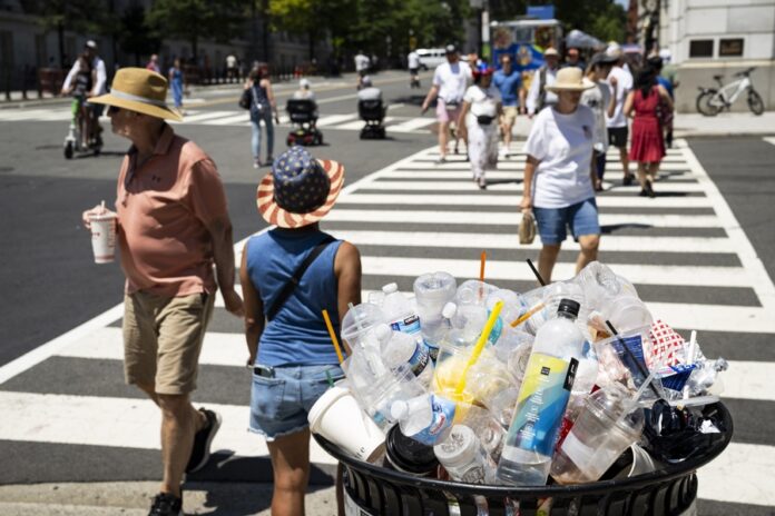 Estadounidenses desafían el calor extremo para celebrar los 250 años de su Independencia Independencia
