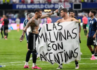 Tras triunfo ante Inglaterra en Mundial, jugadores argentinos muestran mensaje referente a Malvinas