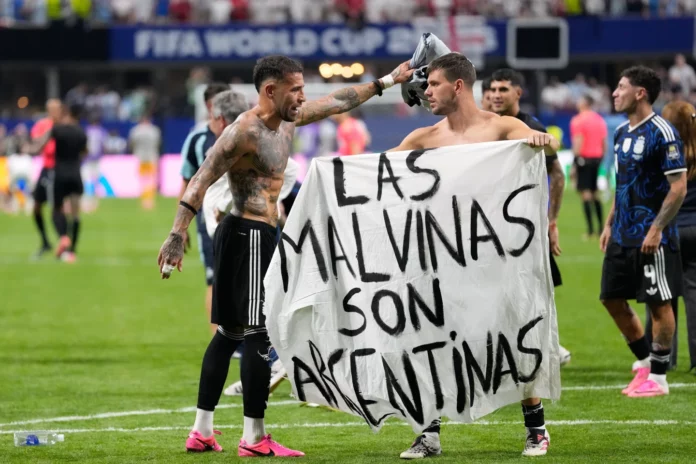 Tras triunfo ante Inglaterra en Mundial, jugadores argentinos muestran mensaje referente a Malvinas