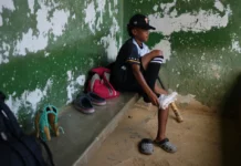 Joven promesa del béisbol entrena entre lágrimas tras sismos en Venezuela