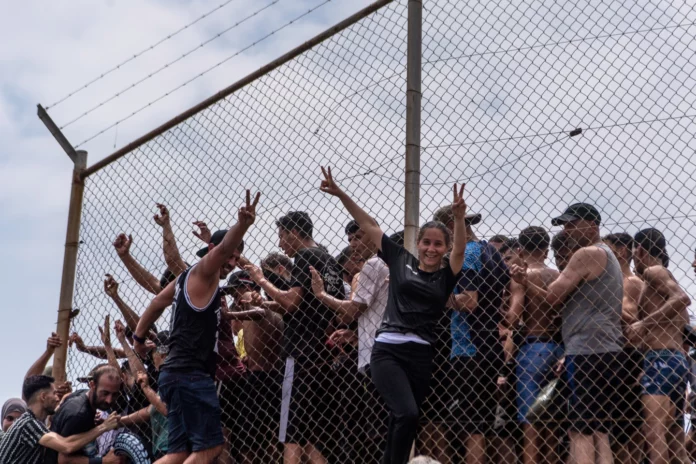 Qué saber del enclave español de Ceuta mientras se dispara la llegada de migrantes desde MarruecosMigrantes cruzan el jueves 30 de julio de 2026 desde Marruecos al enclave español de Ceuta. (Foto: AP/Antonio Sempere)