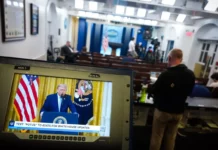 Periodistas instan a asociación de corresponsales a encarar a Trump en cena reprogramada