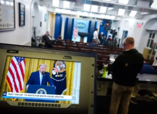 Periodistas instan a asociación de corresponsales a encarar a Trump en cena reprogramada