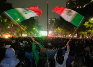 Tres aficionados mueren por asfixia en multitudinario festejo en la capital por victoria de México