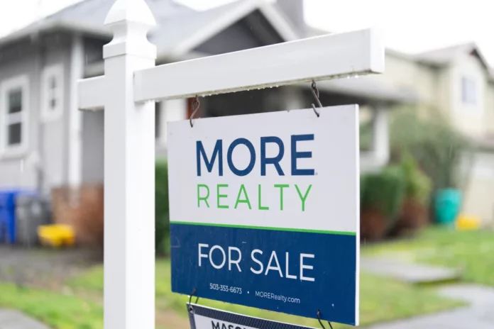 Los precios de viviendas en EEUU alcanzan récord mientras caen ventas y suben hipotecas