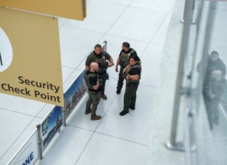 Aumentan los operativos migratorios en aeropuertos de EE. UU., según New York Times operativos