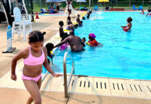 En la piscina de Hunting Park, una niña que le temía al agua ahora pide venir todos los días