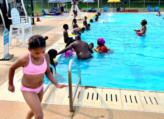 En la piscina de Hunting Park, una niña que le temía al agua ahora pide venir todos los días