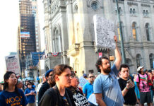 Entre velas y consignas, Filadelfia exige responsabilidades por muertes vinculadas a ICE