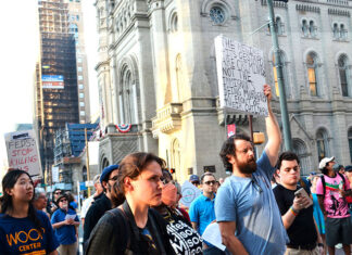 Entre velas y consignas, Filadelfia exige responsabilidades por muertes vinculadas a ICE