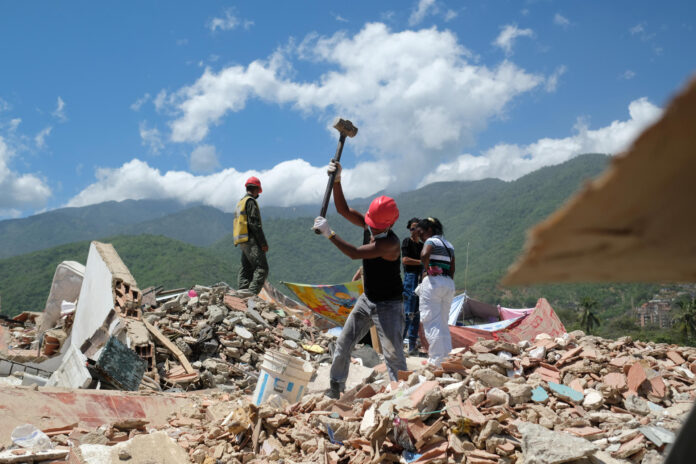 Labores de remoción tras el terremoto en Venezuela