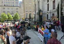 Administración Parker se compromete a reunirse con organizaciones inmigrantes para discutir implementación de leyes ICE OUT