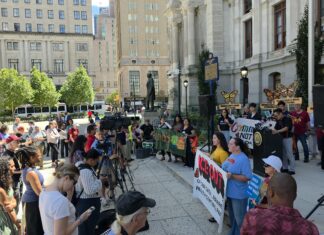 Administración Parker se compromete a reunirse con organizaciones inmigrantes para discutir implementación de leyes ICE OUT