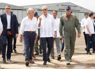 El presidente dominicano muestra a su colega de Honduras el muro fronterizo con Haití presidente