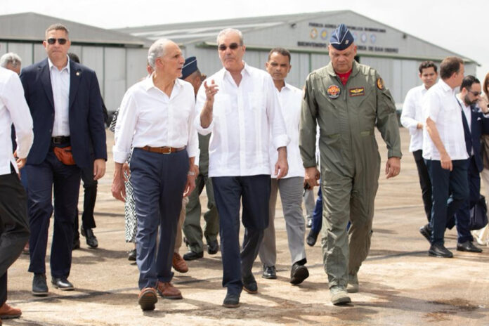 El presidente dominicano muestra a su colega de Honduras el muro fronterizo con Haití presidente
