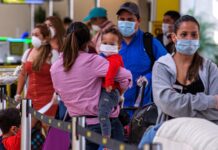 Hasta 40 inmigrantes al día han sido detenidos en los aeropuertos de EE. UU., según NBC