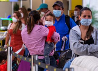 Hasta 40 inmigrantes al día han sido detenidos en los aeropuertos de EE. UU., según NBC