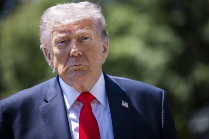 Trump planea que los agentes de inmigración lleven guantes que den descargas eléctricas