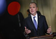 Un operativo de ICE en un bufete de inmigración de California desata críticas de senador