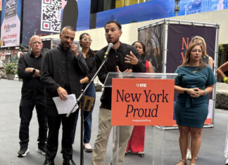 Exposición en Times Square reivindica contribuciones de inmigrantes ante ataques de Trump inmigrantes