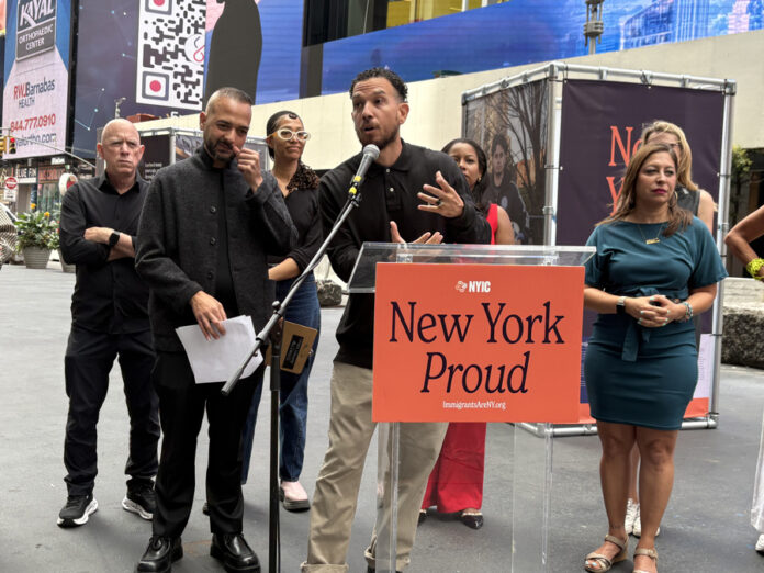 Exposición en Times Square reivindica contribuciones de inmigrantes ante ataques de Trump inmigrantes