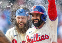 Schwarber pega 2 jonrones, Hill impulsa la carrera del triunfo y Filis vencen 7-6 a Azulejos