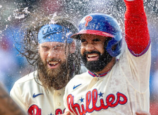 Schwarber pega 2 jonrones, Hill impulsa la carrera del triunfo y Filis vencen 7-6 a Azulejos