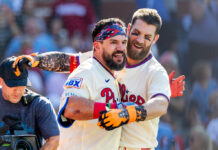 Un jonrón de 459 pies de Kyle Schwarber corona una remontada increíble de los Filis