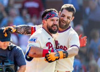 Un jonrón de 459 pies de Kyle Schwarber corona una remontada increíble de los Filis