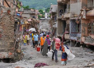 Sobrevivientes de inundación en Nepal y China van a zonas seguras; buscan a casi 3.000 desaparecidos Nepal