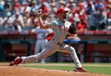 Wheeler lanza 6 sólidas entradas y Sosa pega jonrón clave en triunfo 5-2 de Filis sobre Angelinos Wheeler