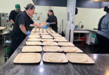 Philabundance y el senador Sharif Street ofrecen una lección de cocina saludable mientras aumentan los precios de los alimentos