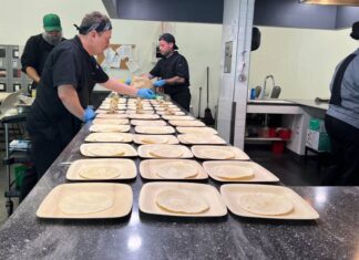 Philabundance y el senador Sharif Street ofrecen una lección de cocina saludable mientras aumentan los precios de los alimentos