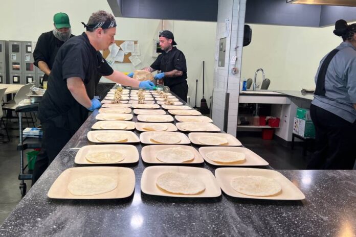 Philabundance y el senador Sharif Street ofrecen una lección de cocina saludable mientras aumentan los precios de los alimentos 2