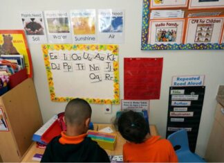Gobierno de Trump propone reducir estándares de programa educativo que ayuda a niños pobres
