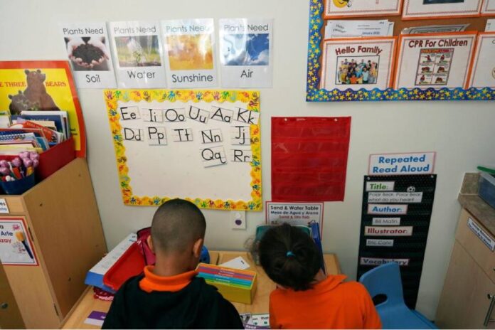 Gobierno de Trump propone reducir estándares de programa educativo que ayuda a niños pobres