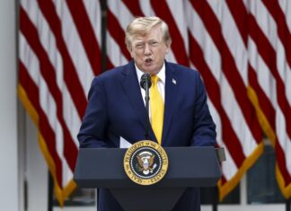 Trump planea una nueva tarifa de 100.000 dólares para trabajadores con visa H-1B en EE. UU.