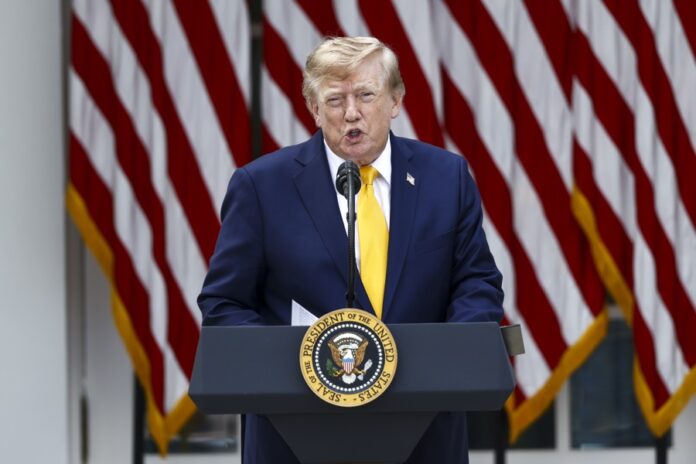 Trump planea una nueva tarifa de 100.000 dólares para trabajadores con visa H-1B en EEUU