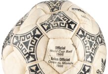 El balón de la «Mano de Dios» de Maradona se subasta por más de 3 millones de dólares Maradona