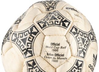 El balón de la «Mano de Dios» de Maradona se subasta por más de 3 millones de dólares Maradona