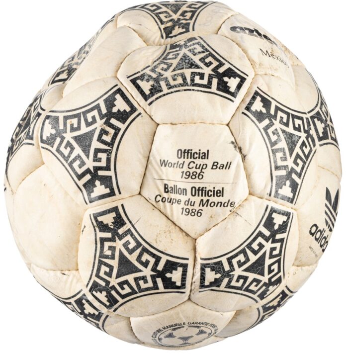 El balón de la "Mano de Dios" de Maradona se subasta por más de 3 millones de dólares Maradona