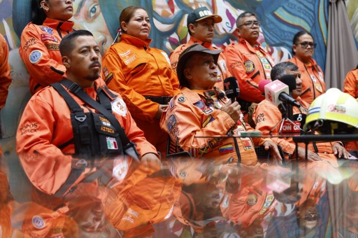 Rescatistas mexicanos "Topos Azteca" desafían la burocracia para salvar vidas en Colombia