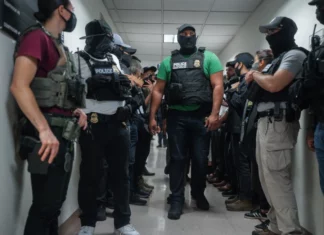 Juez falla que Nueva York no puede prohibir que agentes federales se cubran el rostro