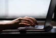 A medida que crece la vigilancia laboral, expertos recomiendan saber cómo te vigila tu empleador