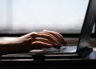 A medida que crece la vigilancia laboral, expertos recomiendan saber cómo te vigila tu empleador