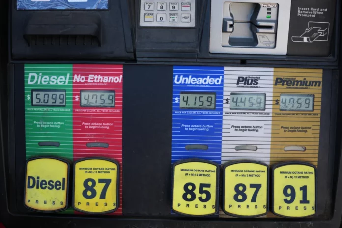 Grandes petroleras logran ganancias récord mientras el conflicto en Irán eleva precios de la energía
