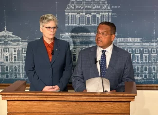 Fiscal general de Minnesota demanda al gobernador de Texas para que extradite a un agente del ICE