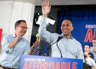 Kushner se reúne con el líder demócrata Jeffries mientras el control de la cámara está en juego demócrata