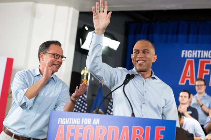 Kushner se reúne con el líder demócrata Jeffries mientras el control de la cámara está en juego demócrata