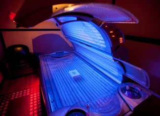 Lo que adolescentes y padres deben saber ante el resurgimiento del bronceado en EE. UU.